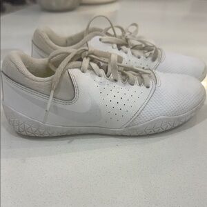 Nike Kids' Sideline IV
Cheerleading Shoes Size 2📣